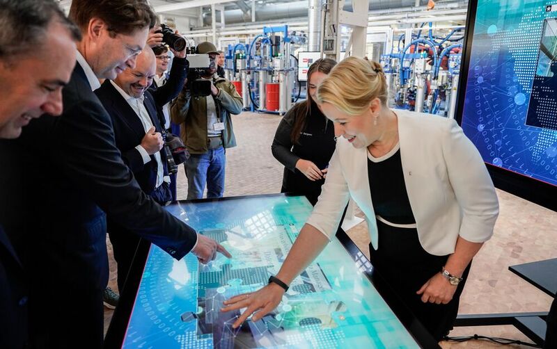 Berlins regierende Bürgermeisterin Franziska Giffey sprach vom Anfang einer Erfolgsgeschichte, die beispielgebend für die Industrie über Berlin hinaus werden wird. (Bild: Mercedes-Benz AG)