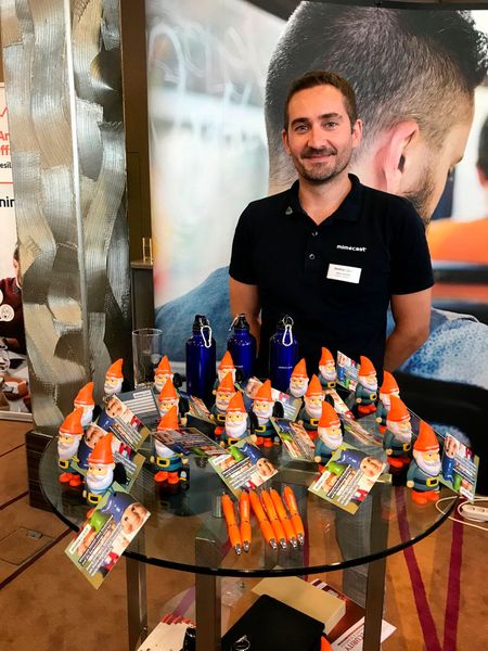 Rami Asshab von Mimecast lässt die Zwerge los auf der IT-Security Management & Technology Conference 2018. (Bild: IT-Business)
