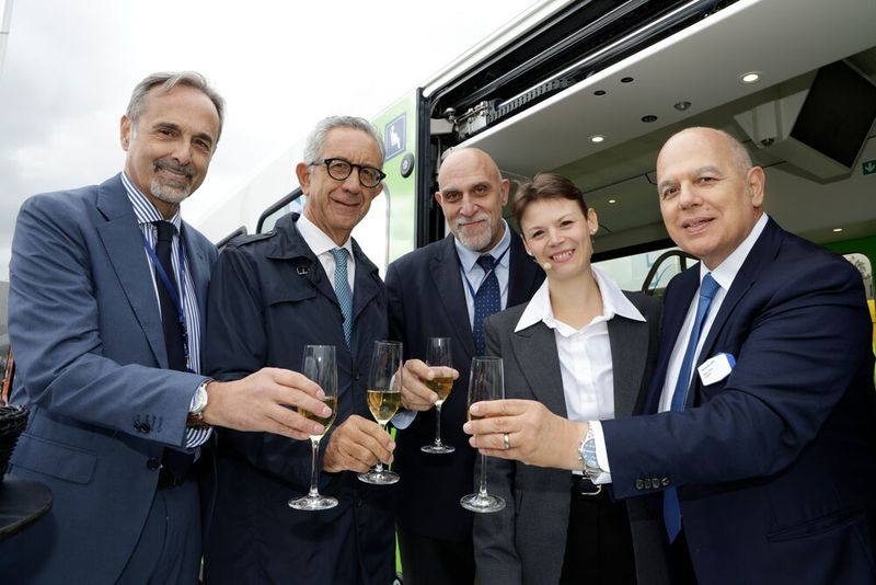 V. l. n. r.: Carlo Poledrini, Zentraldirektor von ARST; Salvatore Fiore, Generaldirektor von FCE; Aristide Vercillo Martino, Geschäftsführer von FdC; Alessandra Silvestri, Kommunikationsspezialistin Stadler (Moderatorin); Maurizio Oberti, Verkaufsleiter Italien bei Stadler. (Bild: Stadler Rail AG)