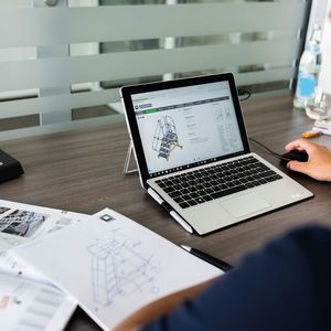 Mit dem neuen Produktkonfigurator des Unternehmens lassen sich Überstiege, Treppen sowie fahrbare Plattformtreppen individuell selbst zusammenstellen. (Bild:  Munk Günzburger Steigtechnik)