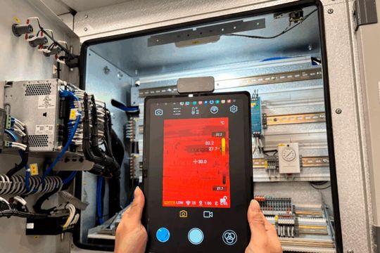 Die Wärmebildkamera registrierte einen Temperaturanstieg an einer Schalttafel, woraufhin umgehend Schrauben nachgezogen wurden, um einen möglichen Stromausfall oder Brandgefahren zu verhindern.(Bild:  PT. Ekagrata Data Gemilang)