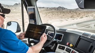 Der US-Bundesstaat Nevada hat zwei Freightliner für den autonomen Betrieb auf öffentlichen Straßen zertifiziert. Der Freightliner Inspiration Truck hat damit die weltweit erste Straßenzulassung für autonom fahrende Lkw erhalten. (Foto: Daimler)