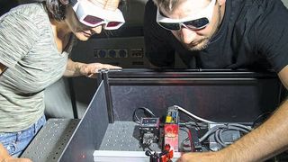 Dr. Zeynep Ökten und Willi L. Stepp am Fluoreszenzmikroskop (A. Battenberg / TUM)