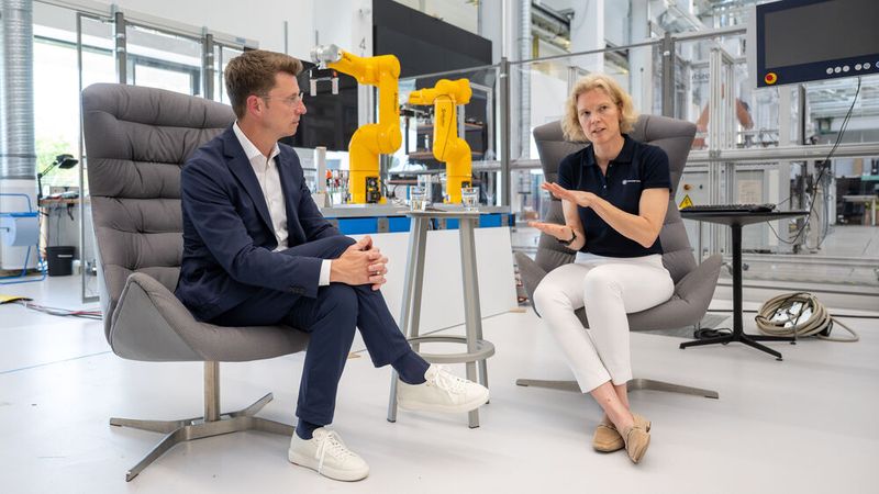 Hubertus Breier (links), Vorstand Technologie und Innovation bei Lapp, im Gespräch mit Katharina Hölzle, Institutsleiterin IAT der Universität Stuttgart.(Bild:  Lapp)