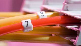 Ob in der Informations- und Kommunikationstechnik zwischen Sender und Empfänger wenige Hundert Meter oder der halbe Erdball liegen, spielt keine Rolle. (Bild: Telekom)