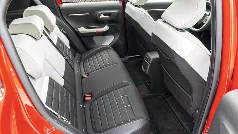 Das Platzangebot geht dank des recht großen Radstands auch im Fond in Ordnung. (Bild: Adrien Cortesi)