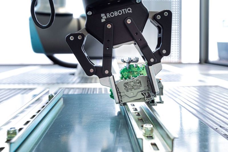 Mit der Software Pitasc vom Fraunhofer IPA lassen sich kraftgeregelte Montageprozesse wie die Bestückung von Tragschienen mit einem Roboter ausführen.  (Fraunhofer IPA/Foto: Rainer Bez.)