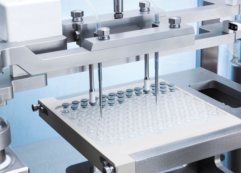 Auf der Interpack 2014 präsentiert Bosch Packaging Technology die neue Füll-und Verschließmaschine FXS Kombi für vorsterilisierteSpritzen, Vials und Karpulen im Nest. (Bild: Bosch Packaging)