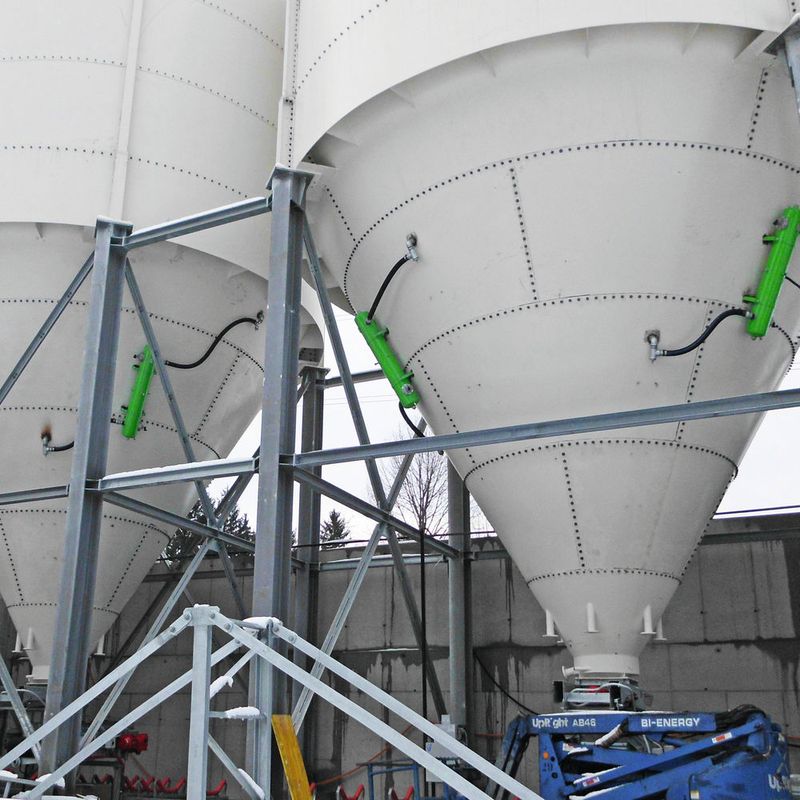 Luftkanonen (grün) im Einsatz am Silo
