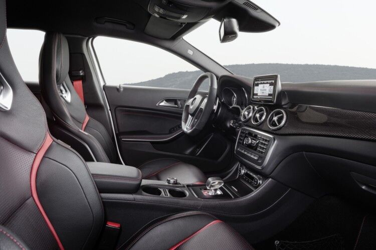 Sportsitze mit roten Sicherheitsgurten und ein Multifunktions-Lederlenkrad sind beim GLA 45 AMG serienmäßig. (Foto: Daimler)