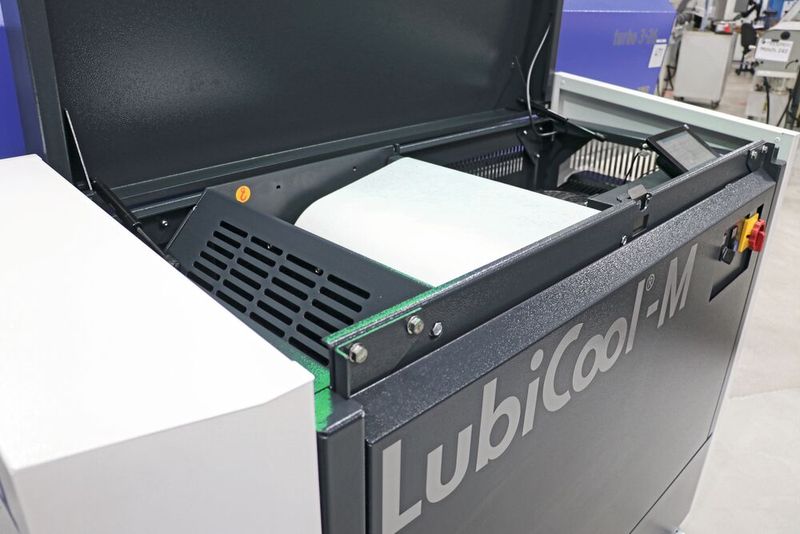 The Knoll Lubi Cool-M high-pressure station: The cover conceals the powerful KTS high-pressure pump, an efficient KF belt filter and the touchpad of the user-friendly control system. (Image:Knoll)