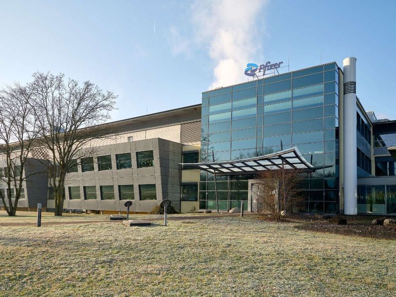 Nummer 5: Pfizer erreicht eine Punktzahl von 27,5 und landet damit auf Platz 5. Die Karriereseiten begrüßt Jobsuchende mit den Claim „Ihre Ideen und unsere Kultur – viel Spielraum, um gemeinsam voranzukommen.“ Ihre Werte Courage, Excellence, Equity und Joy demonstriert Pfizer präsent nach außen und belegt sie durch Mitarbeiterzitate und Fotos. Die Benefits scheinen dem Unternehmen ebenfalls sehr am Herzen zu liegen, denn eine lange Liste an Angeboten inklusive kurzer Beschreibung ziert die Seite. Kritisch sehen die Autoren visuelle Aufbereitung. Die Fotos seien nicht sehr emotional und wirken wie Stockbilder. (Bild: Pfizer)