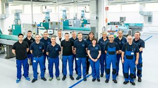 Das sind einige der neuen Mitarbeiter bei der Dr. Fritz Faulhaber GmbH, die sich zu ihrem 75. Geburtstag ein besonderes Geschenkt gemacht hat: die Integration des Drehteilespezialisten PDT Präzisionsteile mit seinen 34 Mitarbeitern. Lesen Sie, warum man das gemacht hat... (Bild: Faulhaber)