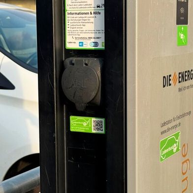 Praktisch, aber riskant: Das Scannen von QR-Codes erleichtert den Weg zu Webseiten. Allerdings nutzen Kriminelle immer öfter den Code, um Verbraucher auf gefälschte Internetseiten zu locken. (Bild: Schreiner – VCG)