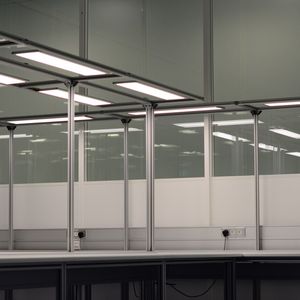 Wie Licht auf uns Menschen wirkt, hängt unter anderem von der Farbtemperatur ab. Beispielsweise beruhigt warmweißes Licht, während kaltweiße Lichtanteile die Aktivität steigern. Zusätzlich fördert kaltweißes Licht die Konzentration und ermüdungsfreies Arbeiten und lässt Konturen besser erkennen.
