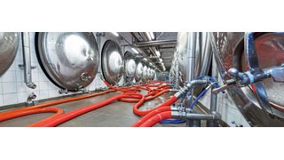 Robust, flexibel, lebensmittelecht: Spezialschläuche von Continental in der Oettinger Brauerei in Mönchengladbach. (Bild: Thomas Boellinghaus/Continental)