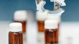 3D-gedruckte Kunststoffgreifer aus dem Tribo-Kunststoff iglidur I150 sorgen für 85 Prozent Kosten- und 70 Prozent Zeitersparnis in der Verpackungsindustrie. (©Microgen - stock.adobe.com, Igus)