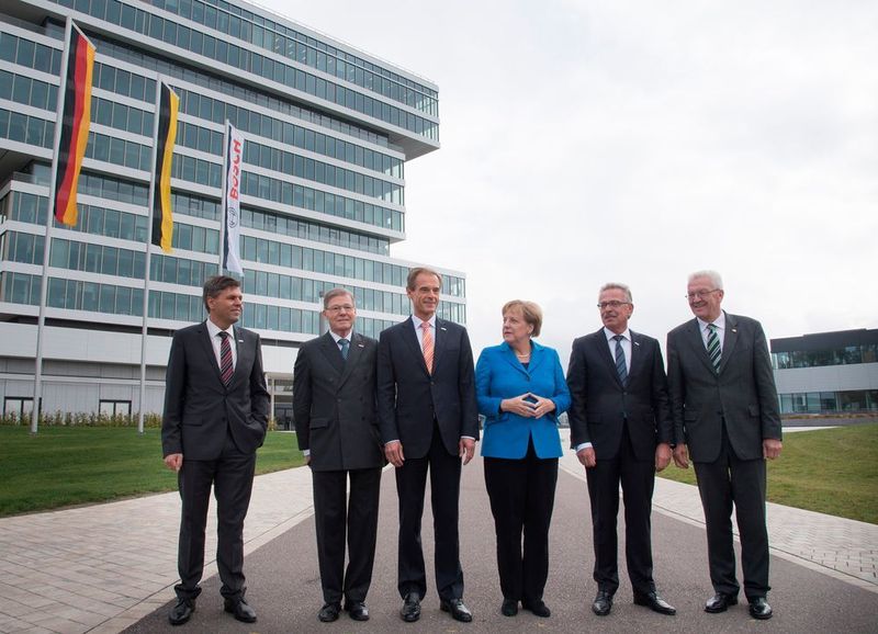 In Anwesenheit von Bundeskanzlerin Dr. Angela Merkel und Baden-Württembergs Ministerpräsidenten Winfried Kretschmann sowie zahlreichen weiteren Gästen aus Politik, Wirtschaft und Wissenschaft wurde der Forschungscampus am 14.10.2015 offiziell eröffnet. (Bild: Bosch)