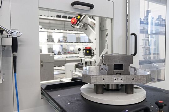 Ein optisches 2D-Code-System, das der Roboter ausliest, garantiert, dass keine falsch positionierten Paletten in die Maschine gelangen.(Bild:  Fehlmann)