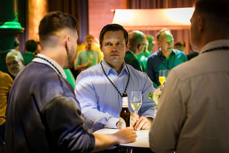 Bei der Abendveranstaltung am Vorabend der Veranstaltung im Maschinenhaus des Bürgerbräus Würzburg kamen bereits zahlreiche Teilnehmer bei gutem Essen und Trinken zusammen. Bereits hier gab es regen Austausch.  (Bild: Stefan Bausewein)
