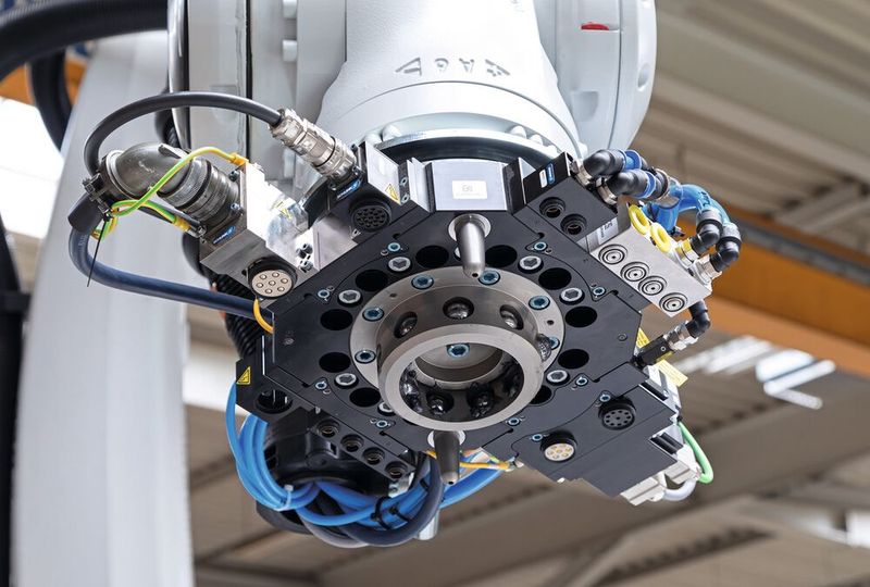 Herzstück der Anlage ist das Schunk Schnellwechselsystem SWS-L, mit dem der Roboter jegliche Endeffektoren automatisch aufnehmen und ablegen kann, hier der pneumatische Schnellwechseladapter SWA. (Bild: SCHUNK)