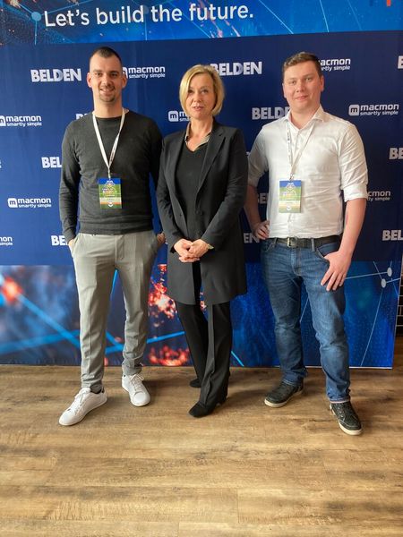 Gerne wurde die macmon-Fotowand für Erinnerungsfotos genutzt: Tim Buresch (l.) und Pascal Heigl (netlogix) mit Beate Möbis (Macmon Secure)  (Bild: Macmon Secure)