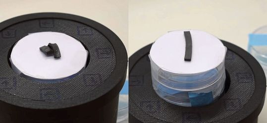 Le nouveau matériau est recourbé en forme de boucle à l’aide d’une pince puis placé dans le champ magnétique d'un aimant circulaire. Là, même lorsqu’on retire la pince, le matériau garde sa forme. Ce n’est que lorsque l’aimant est retiré et le champ magnétique supprimé que le matériau reprend sa forme d’origine. Le nouveau matériau est recourbé en forme de boucle à l’aide d’une pince puis placé dans le champ magnétique d'un aimant circulaire. Là, même lorsqu’on retire la pince, le matériau garde sa forme. Ce n’est que lorsque l’aimant est retiré et le champ magnétique supprimé que le matériau reprend sa forme d’origine.