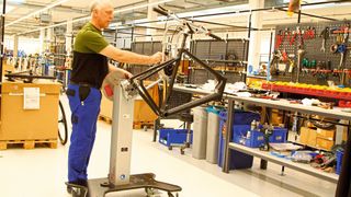 „Bike Promobil“ ist ein mobiler Wagen, der sich variabel und ohne Fremdenergie wie Strom oder Hydraulik für sämtliche Montageaufgaben in der Fertigung einsetzen lässt. Sein schweres Grundgestell lässt sich dank großer Rollen leicht bewegen. (Bild: Roemheld GmbH)