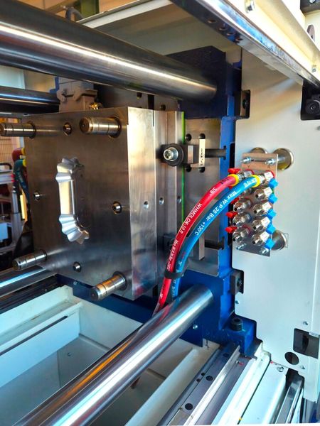 Flexible installation of the temperature-control connection plate on the injection moulding machine (Source: Nonnenmann)