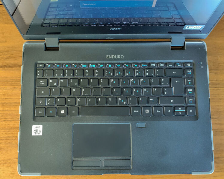 Neben dem Touchpad des Acer Enduro N3 sitzt ein Fingerprintreader. Das Keyboard verfügt über eine Hintergrundbeleuchtung. (Vogel IT-Medien)