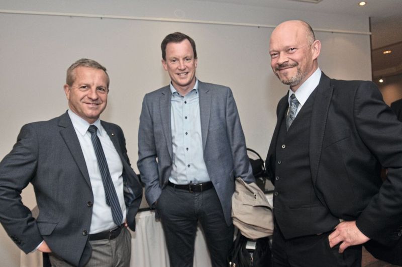 Die Pause nutzen: (v.li.) Thomas Peckruhn (ZDK-Vizepräsident und Präsident Skoda-Händlerverband), Patrick Kaiser (Geschäftsführer Skoda-Händlerverband) und Holger Schade (Präsident Kfz-Gewerbe Thüringen).  (Bild: Zietz / »kfz-betrieb)