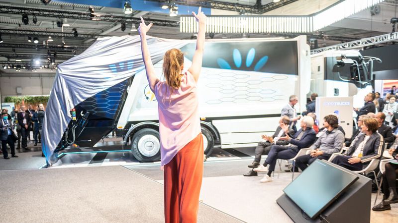 Ein bisschen Premierenshow musste auch in der Schweren Klasse sein. (Bild: Hannover Messe)