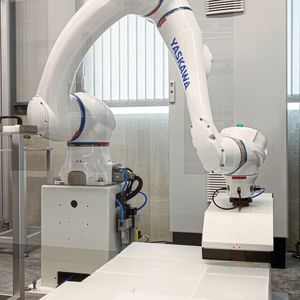 Etliche Handhabungsschritte sind nötig. Zum Einsatz kommen teils Cobots (im Bild) und teils Hochleistungsindustrieroboter.(Bild:  Yaskawa Europe)