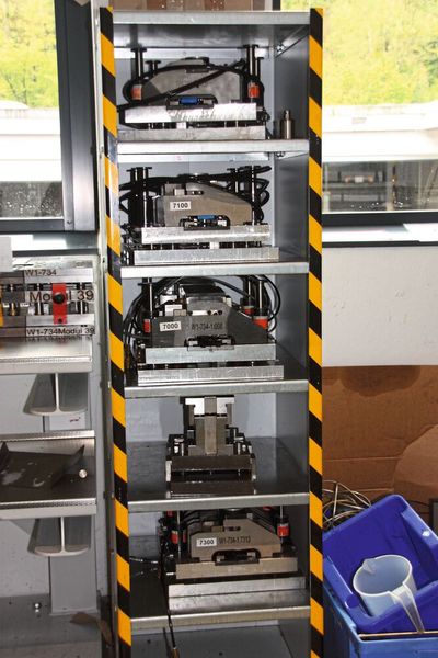 Für das Umformwerkzeug liegen unterschiedliche Module bereit, um bei neuen Produktvarianten rasch umrüsten zu können. (Bild: Itasse)