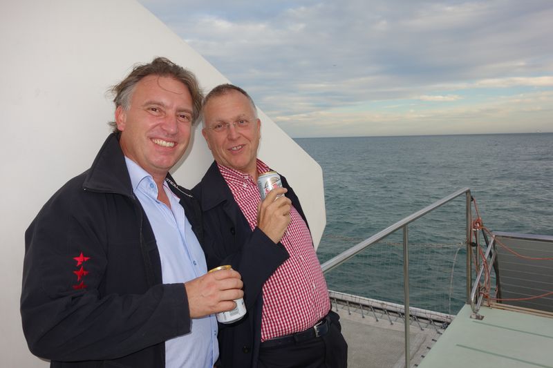 (l.) William Geens, Prianto und Frank Botzet, SoftExpress genießen die kühle Brise. (Bild: IT-BUSINESS)