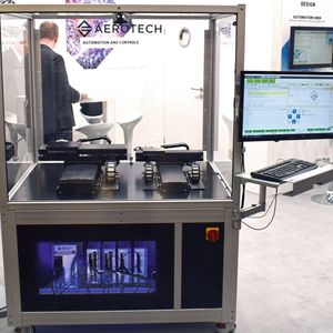 Die robusten und hochpräzisen Linearpositioniertische mit hohen Taktraten aus der PRO-LM-Serie von Aerotech werden ebenfalls über die Automation1-Plattform gesteuert: Im Bild mit vier XC4e PWM-Antriebsreglern und Hyperwire Motion Bus. (Bild:  Aerotech)