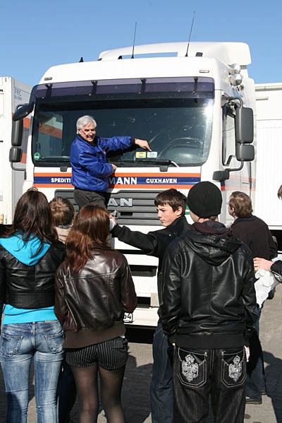 In acht Veranstaltungen konnten Schülerinnen und Schüler aus dem Cuxland unterschiedlichste Karriereperspektiven in der Logistik erleben. Jens Lühmann, Geschäftsführer der Spedition Lühmann GmbH & Co. KG, zeigt, worauf es ankommt. (Archiv: Vogel Business Media)
