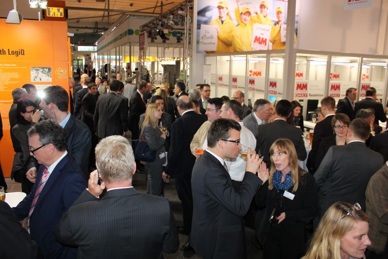 Am Dienstagabend wurde bei der Vogel Business Media am Messe-Stand in Halle 9 traditionell auf eine erfolgreiche Hannover Messe 2014 angestoßen. Gute Gespräche und Live-Musik von der Band „Famos“ sorgten bei den zahlreichen Standpartygästen für eine ausgelassene Stimmung. (Siegl/Vogel Business Media)