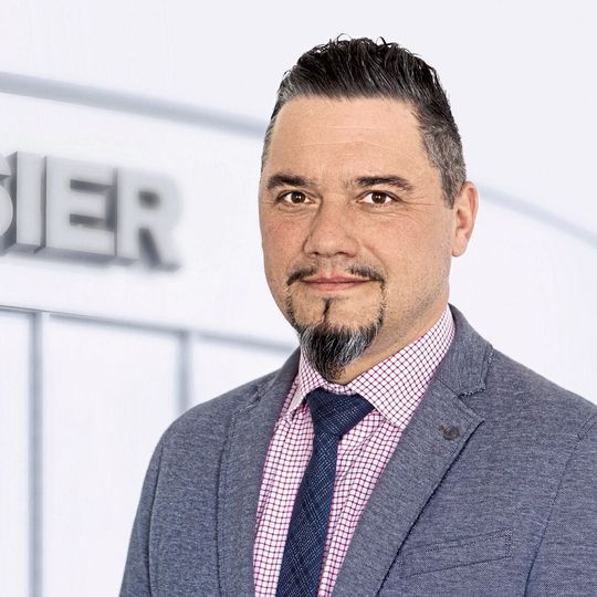 Lars Wede leitet das Gebrauchtwagen-Geschäft der Rosier-Gruppe am Standort Stendal. Im B2B-Geschäft setzt er auf die Online-Plattform CarOnSale.(Bild:  Rosier)