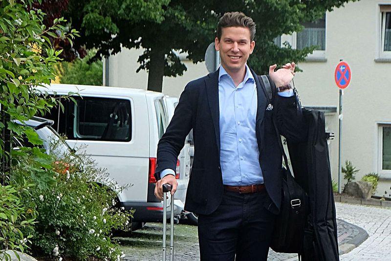 Fuchs im Anmarsch: Stephan Lenz, Fuchs Schmierstoffe, kommt in Montabaur an. (Zietz)
