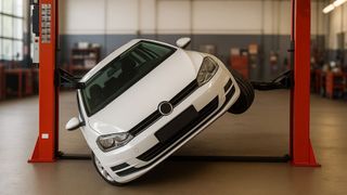 Ein Auto fällt von der Hebebühne – dafür gibt es verschiedene Gründe. Im vorliegenden Fall hat eine Prüforganisation im Auftrag der Aufsichtsbehörde konstruktive Mängel an einer Hebebühne festgestellt, die zu diesem Szenario führen können. (Bild: Dall-E / KI-generiert)