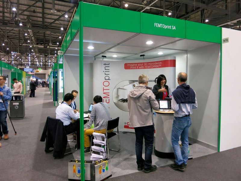 Femtoprint hat den Ausstellerpreis Grand Prix des Exposants 2015 gewonnen. Prämiert wurde damit ein innovatives und vielversprechendes 3D-Produktionssystem für Mikroprodukte aus Glas. Die Technologie nutzt Lasertechnik, um präzise und komplexe 3D-Mikrostrukturen zu verwirklichen, zum Beispiel in der Medizintechnik. (Schäfer / Devicemed)