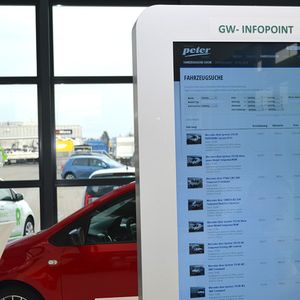 Bisher noch eine Seltenheit im deutschen Handel: Am „GW-Infopoint“ in Form eines Tablet-PCs können sich die Kunden detailliert über verfügbare Gebrauchtwagen informieren.(Foto:  Grimm)
