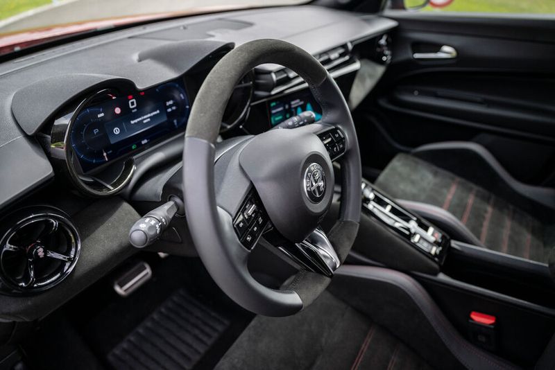 Ein übersichtliches digitales Infodisplay hinterm Lenkrad ahmt Rundinstrumente nach und zeigt die Geschwindigkeit direkt im Blickfeld. (Bild: Alfa Romeo_Stellantis)