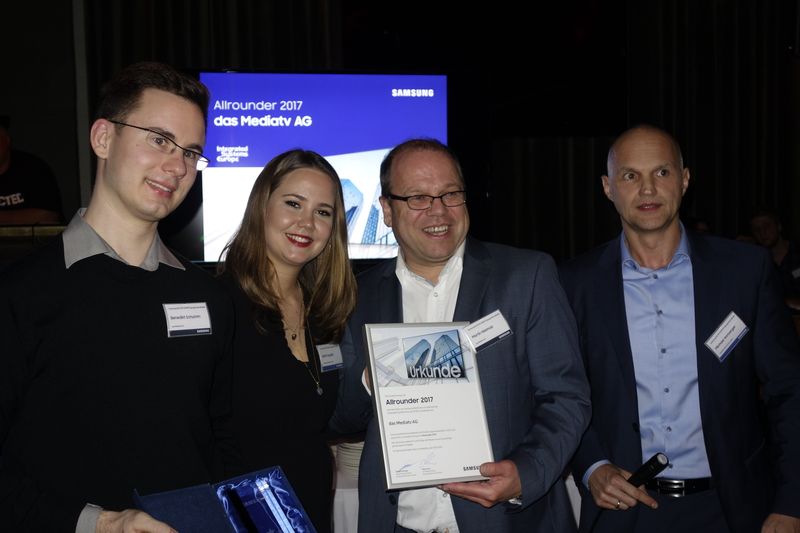 (l.) Benedikt Schumm und Geburtstagskind Martin Rebholz, das Mediatv AG, gewinnen in der Kategorie 