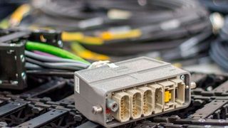 Die Steckverbinder-Reihe Han-Modular von Harting liefert passende Schnittstellen für Energieketten. Im Bild: Han High Density Modul (3x), Han EE Modul, Han RJ45 Modul, Han USB 2.0 Modul (jeweils Stift-Varianten) (Harting)