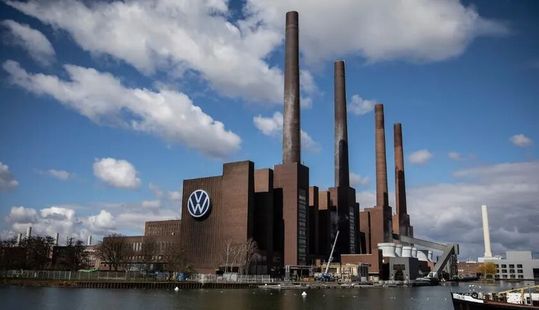 Volkswagen unter Druck! Die gestrigen Tarifverhandlungen zwischen der IG Metall und der VW-Chefetage verliefen nach fünf Stunden quasi im Sande. Parallel protestierten Tausende gegen geplante Werksschließungen. Ab Dezember drohen durchaus Warnstreiks ...(Bild:  Volkswagen)