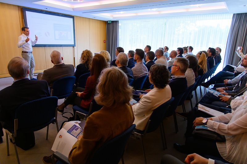 Volle Vortragsräume: Die Teilnehmerinnen und Teilnehmer konnten zwischen drei parallelen Themensträngen wählen – KI und Digitalisierung, Regulatory Affairs sowie Konstruktion und Fertigung. (Bild: Stefan Stark/Koala Agentur)
