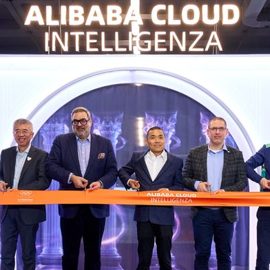 Eröffnung des „Alibaba Cloud Intelligence“-Showcase im Vorfeld der Olympischen Winterspiele Milano Cortina 2026 (v.l.n.r.): Leon Xie, General Manager Olympic Business, Alibaba Group; Yiannis Exarchos, CEO von Olympic Broadcasting Services und Executive Director Olympic Channel Services; Dr. Feifei Li, Senior Vice President der Alibaba Cloud Intelligence Group und Präsidentin des internationalen Geschäfts; Ilario Corna, Chief Technology and Information Officer des IOC; Andrea Varnier, CEO des Organisationskomitees Milano Cortina 2026.  (Bild: Alex Caparros/Getty Images for Alibaba)