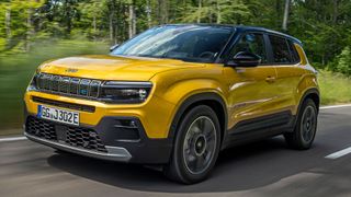 Ab 2024 gibt es den Avenger gegen einen Aufpreis von voraussichtlich 2.000 Euro auch als Mildhybrid-Benziner. (Bild: Stellantis Deutschland)